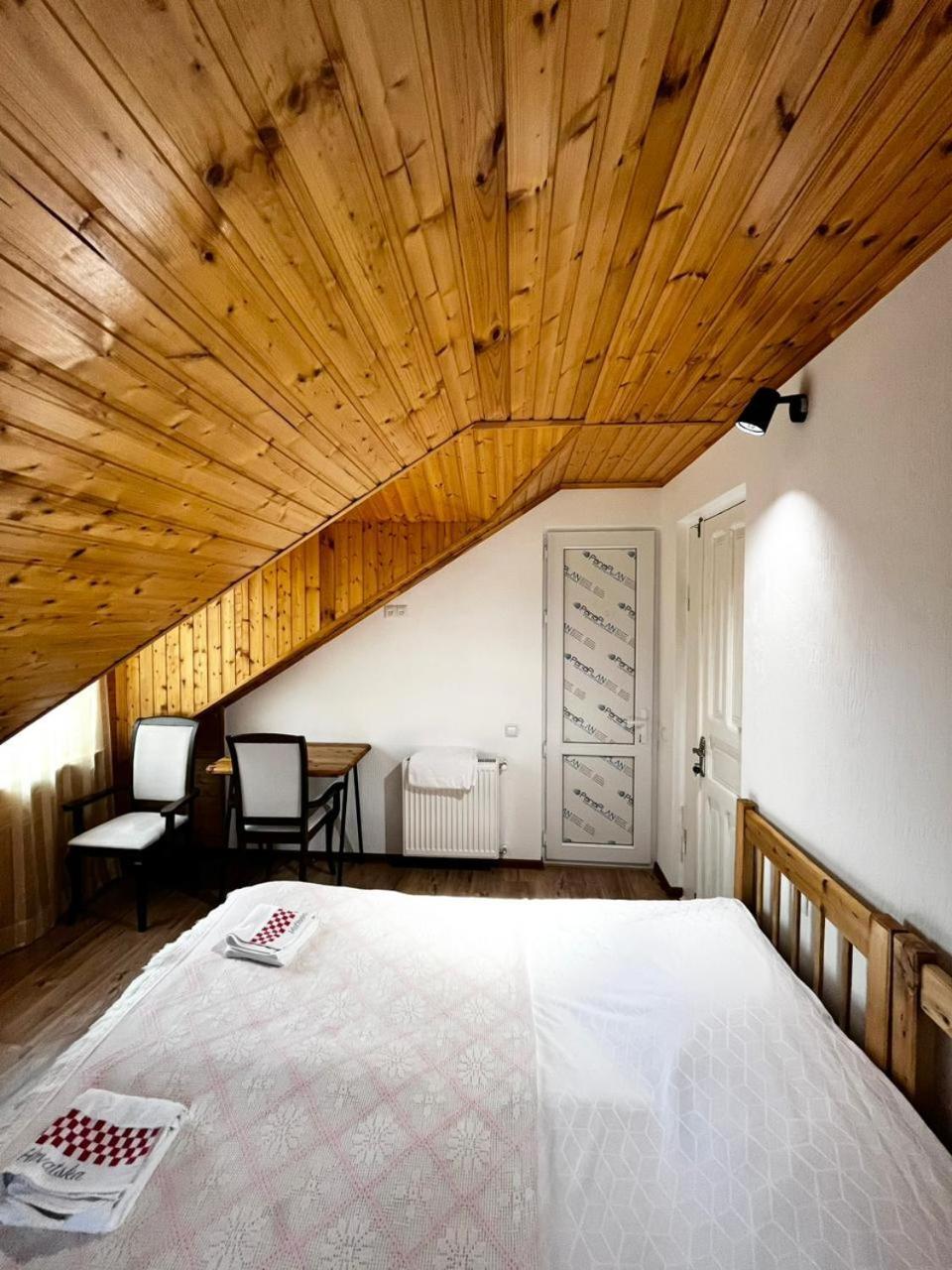Nino & Irodi'S Guest House Kutaisi Exterior photo